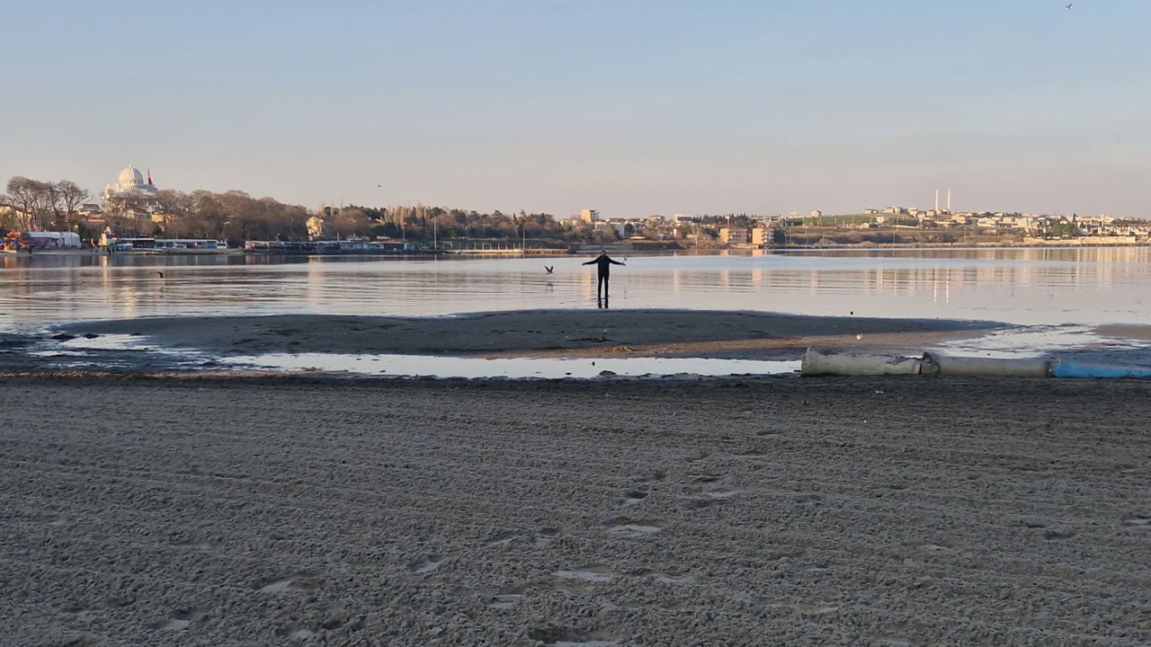Foto - Tam 20 metre çekildi! Marmarareğlisi’nde tedirgin eden manzara