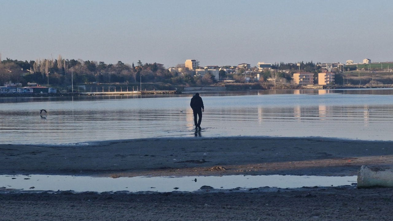 Foto - Tam 20 metre çekildi! Marmarareğlisi’nde tedirgin eden manzara
