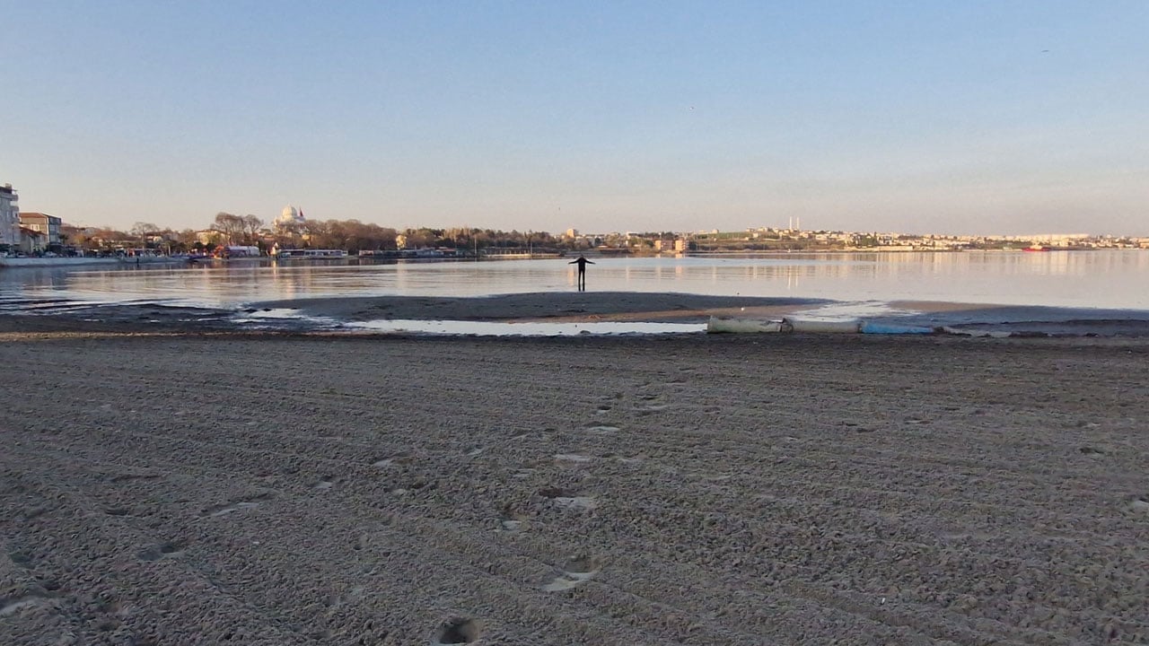 Tam 20 metre çekildi! Marmarareğlisi’nde tedirgin eden manzara