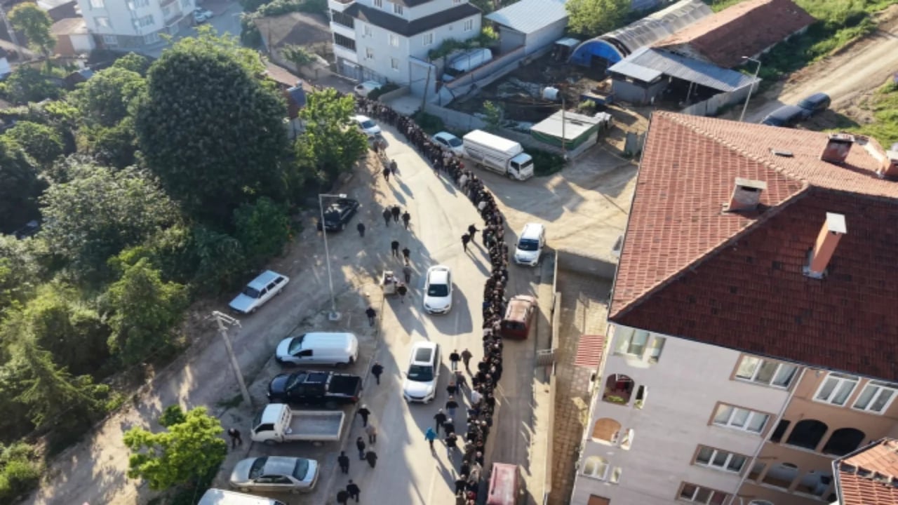 Tam 60 yıldır hiç bozulmadı, bu kez 1 kilometreyi geçti! İşte Bursa’da dronla görüntülenen rekor kuyruğun sırrı 