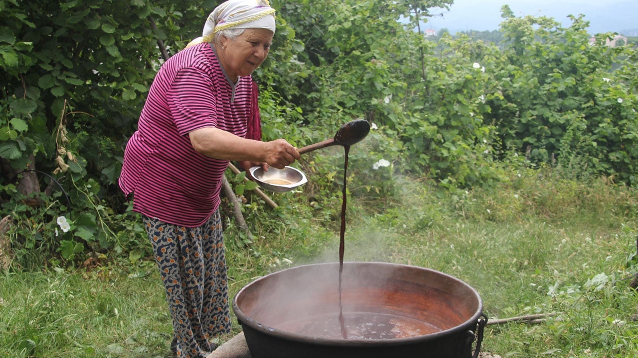 Foto - Tam bir şifa kaynağı! Bakır kazanda 4-5 saat kaynıyor