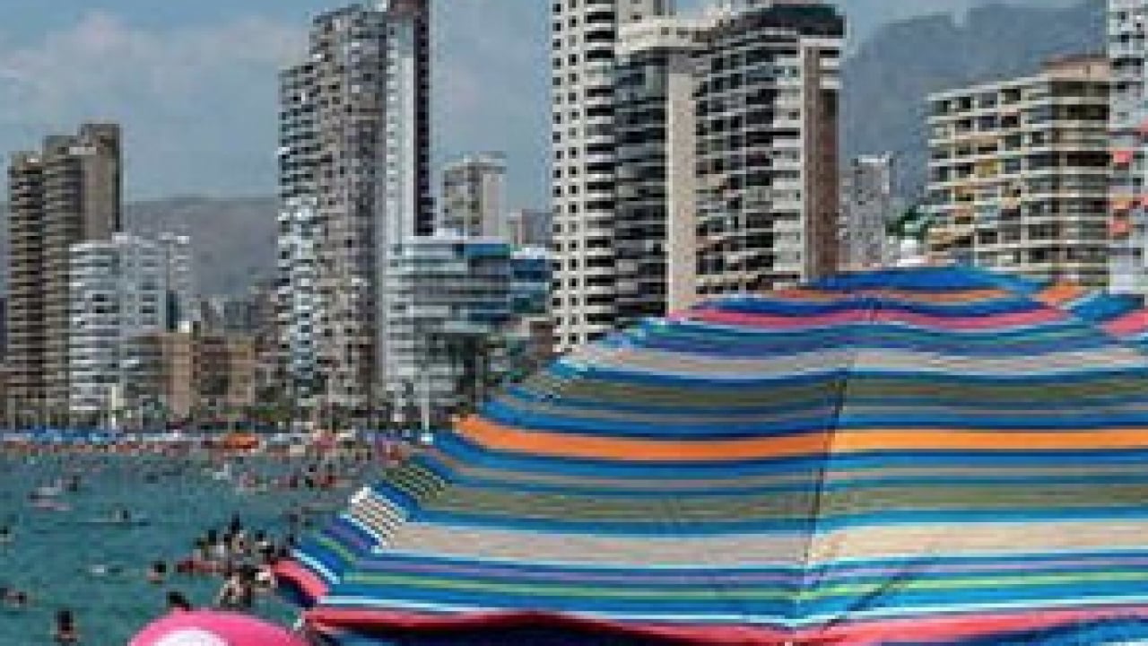 Foto - Tam uçağa binecekken... 135 bin TL'lik otel faturasını ödemeyen turiste ters kelepçe!