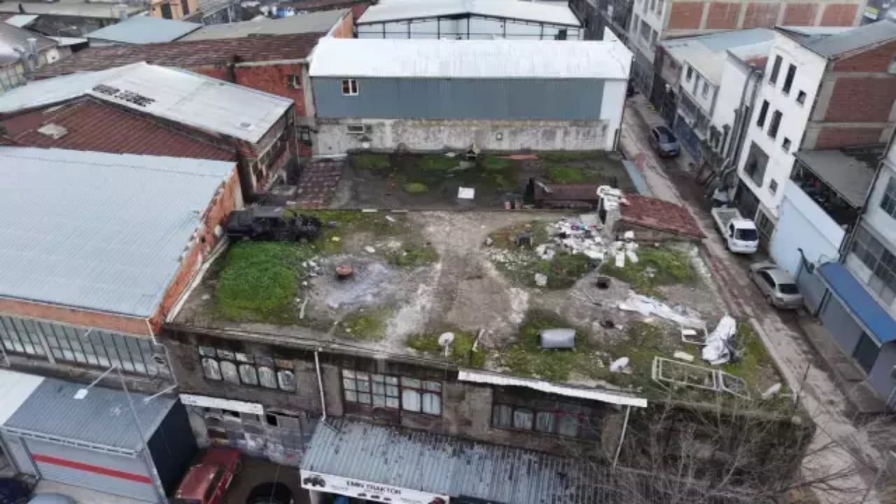 Foto - Tamirci çatısına çıkanlar gözlerine inanamadı! Gizemli aracın 20 yıllık sırrını akan tavan ortaya çıkardı