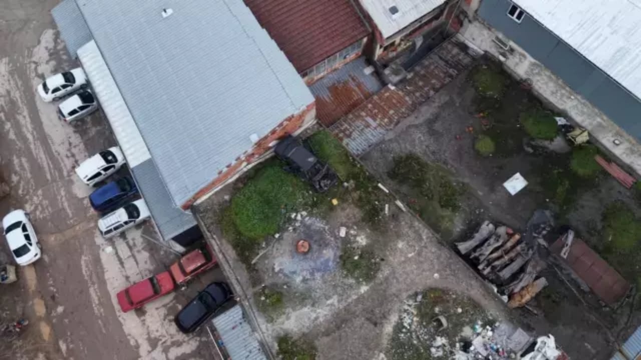 Foto - Tamirci çatısına çıkanlar gözlerine inanamadı! Gizemli aracın 20 yıllık sırrını akan tavan ortaya çıkardı