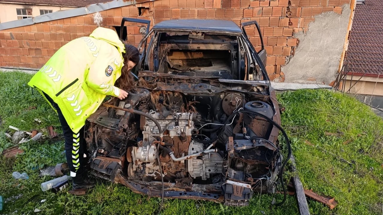 Foto - Tamirci çatısına çıkanlar gözlerine inanamadı! Gizemli aracın 20 yıllık sırrını akan tavan ortaya çıkardı