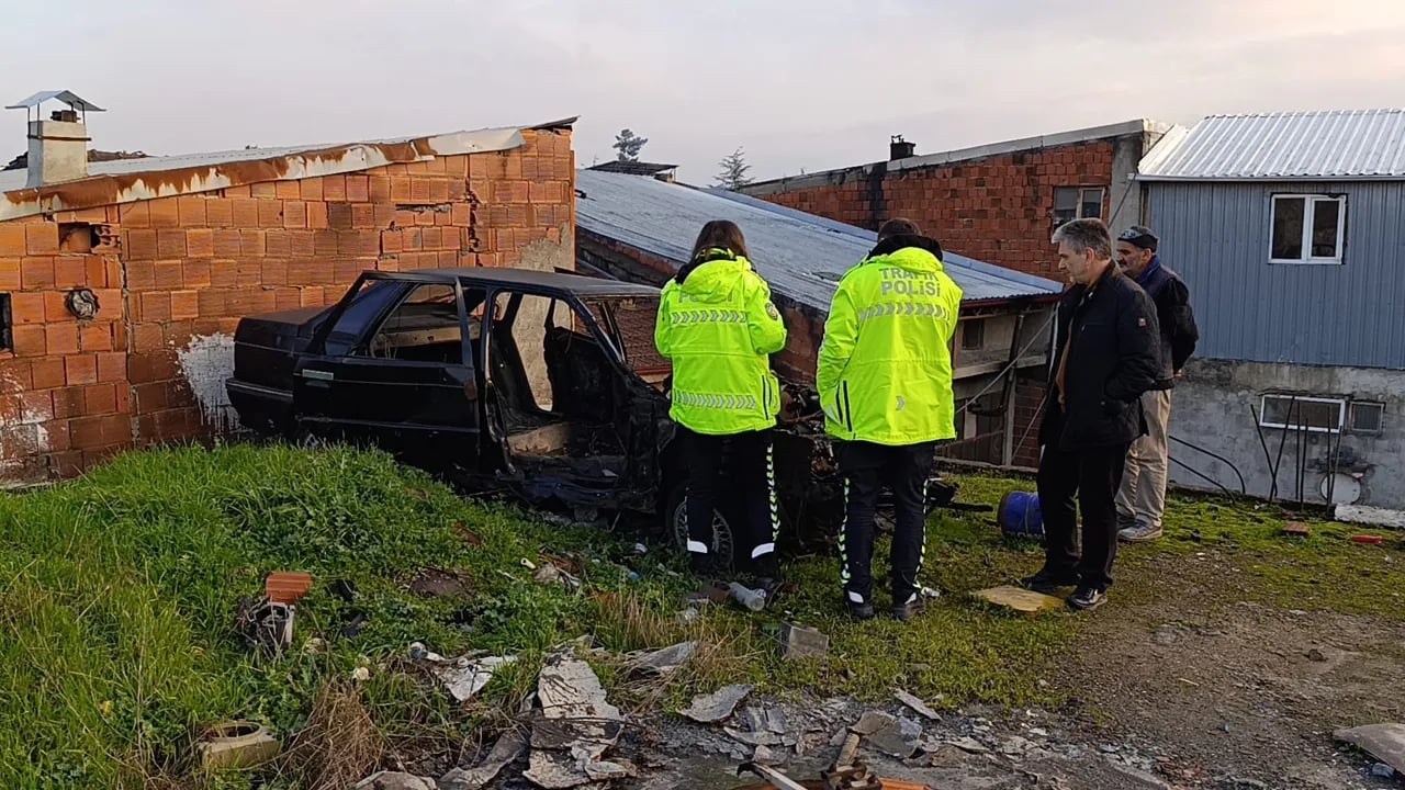 Foto - Tamirci çatısına çıkanlar gözlerine inanamadı! Gizemli aracın 20 yıllık sırrını akan tavan ortaya çıkardı