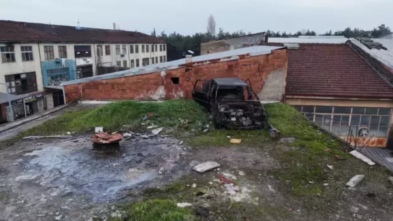 Foto - Tamirci çatısına çıkanlar gözlerine inanamadı! Gizemli aracın 20 yıllık sırrını akan tavan ortaya çıkardı