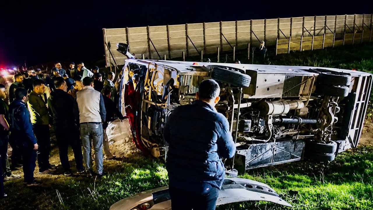 Foto - Taraftar otobüsü devrildi! Çok sayıda yaralı var