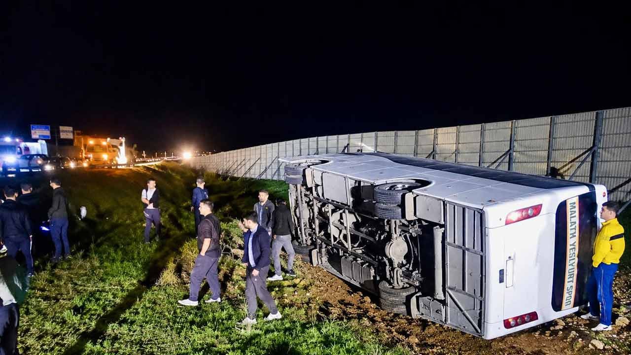 Foto - Taraftar otobüsü devrildi! Çok sayıda yaralı var