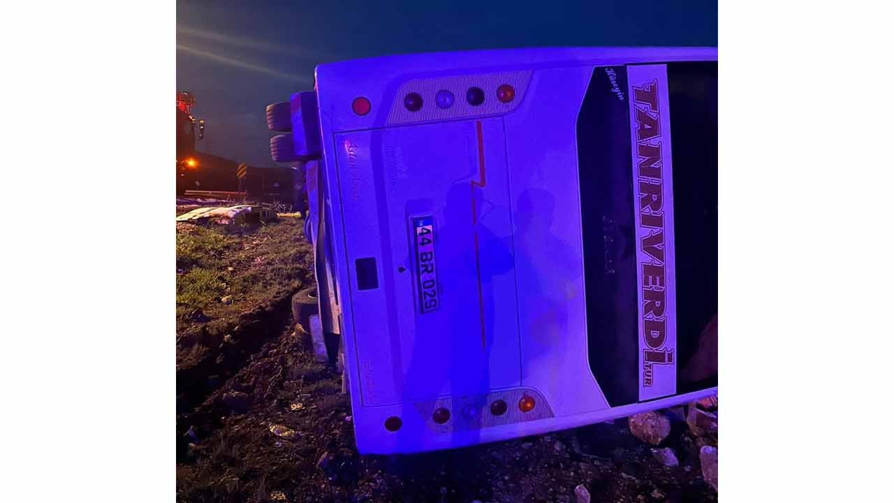 Taraftar otobüsü devrildi! Çok sayıda yaralı var