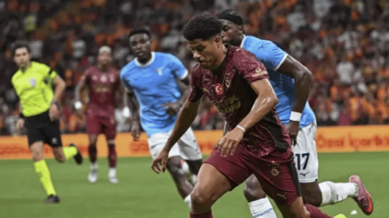 Foto - Taraftarlar şaşkınlık içerisinde karşıladı! Aslan, İngiltere’de keşfi yaptı, şimdi ise keyfini çıkartacak…