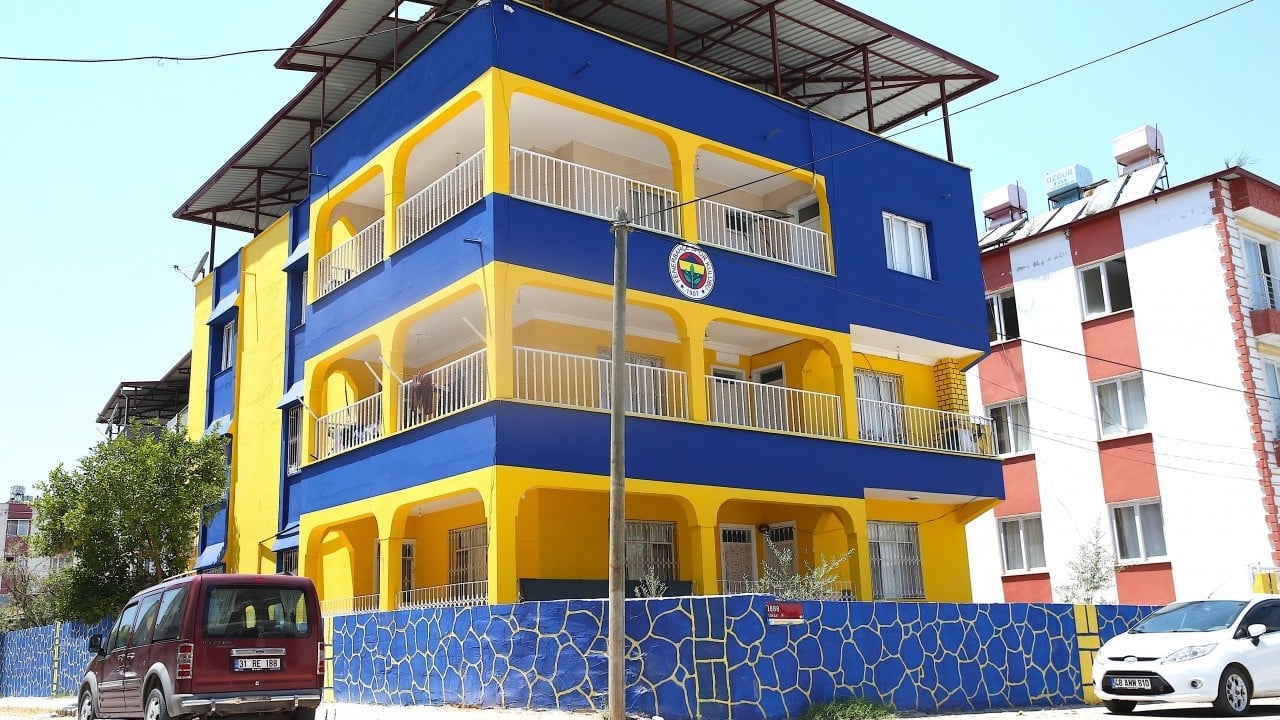 Taraftarlığın bu kadarı... Fenerbahçe sevgisini apartmanlarına taşıdılar