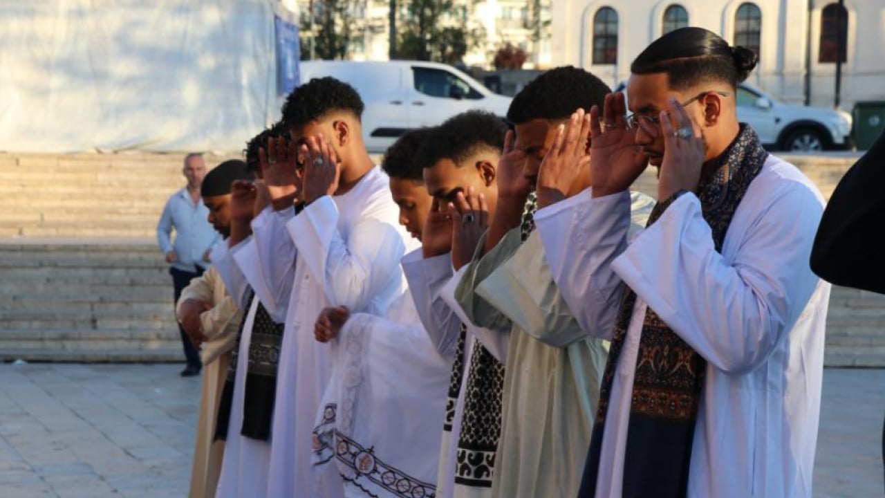 Foto - Tarihi camide yöresel kıyafetlerle bayram namazı