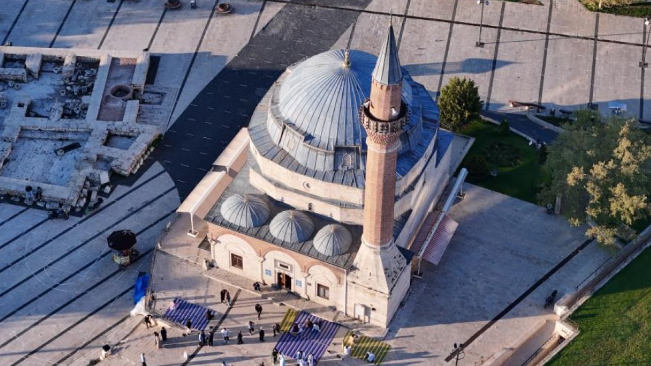 Foto - Tarihi camide yöresel kıyafetlerle bayram namazı