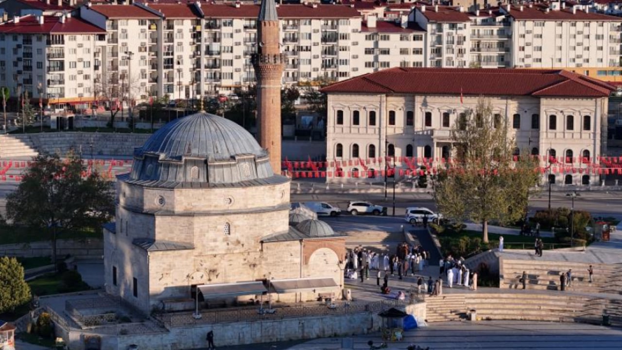 Tarihi camide yöresel kıyafetlerle bayram namazı