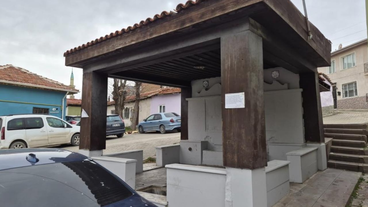 Foto - Tarihi çeşme çöplüğe döndü! Muhtardan ‘vicdan’ uyarısı