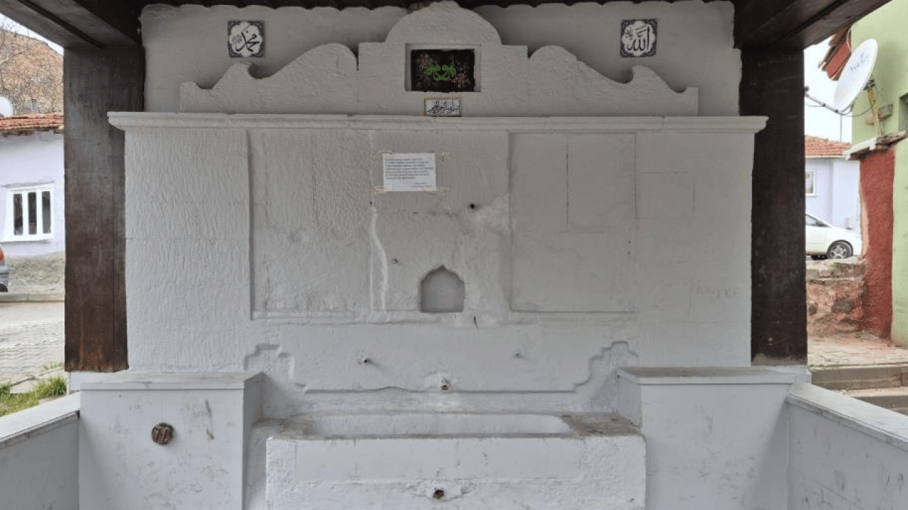 Foto - Tarihi çeşme çöplüğe döndü! Muhtardan ‘vicdan’ uyarısı