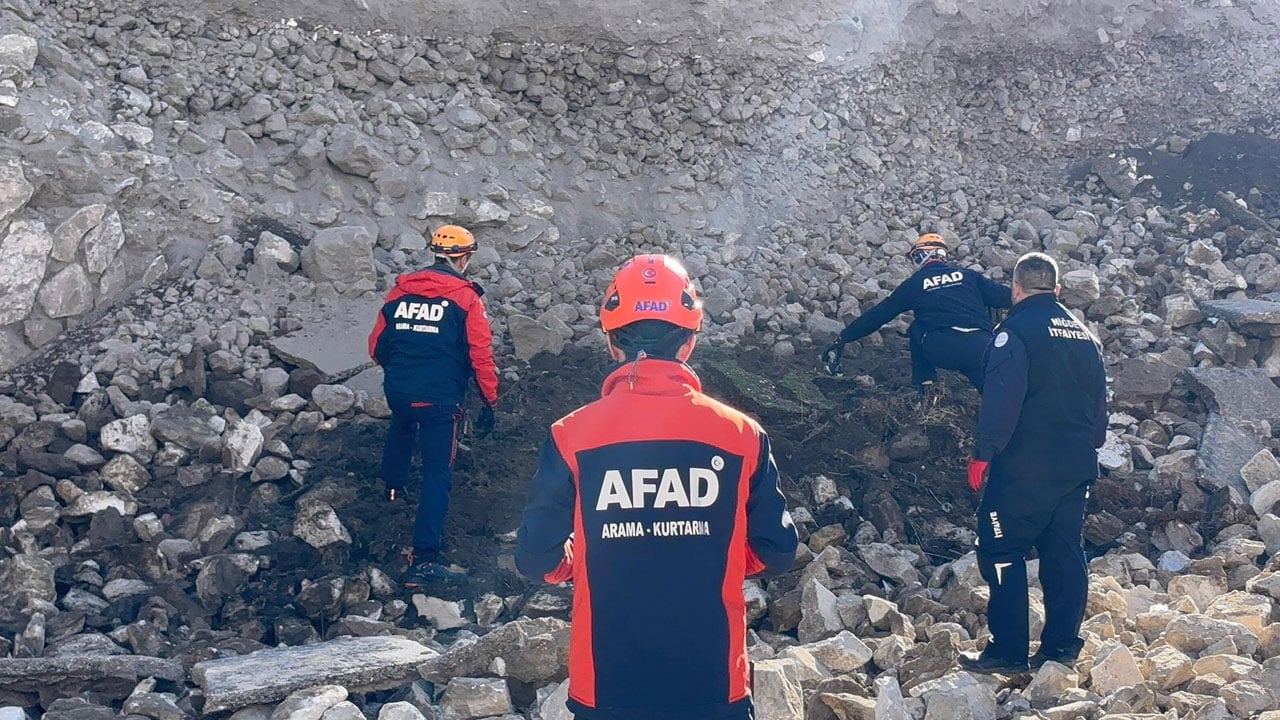 Foto - Tarihi kale çöktü! 8 metrelik duvar yıkıldı