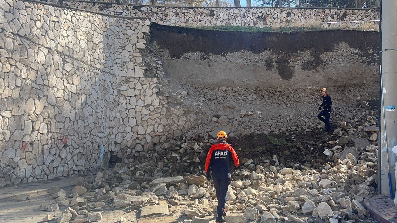 Foto - Tarihi kale çöktü! 8 metrelik duvar yıkıldı