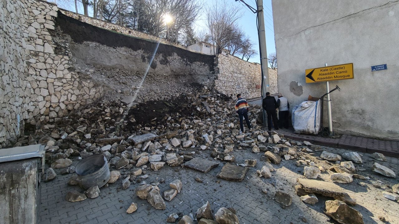 Tarihi kale çöktü! 8 metrelik duvar yıkıldı