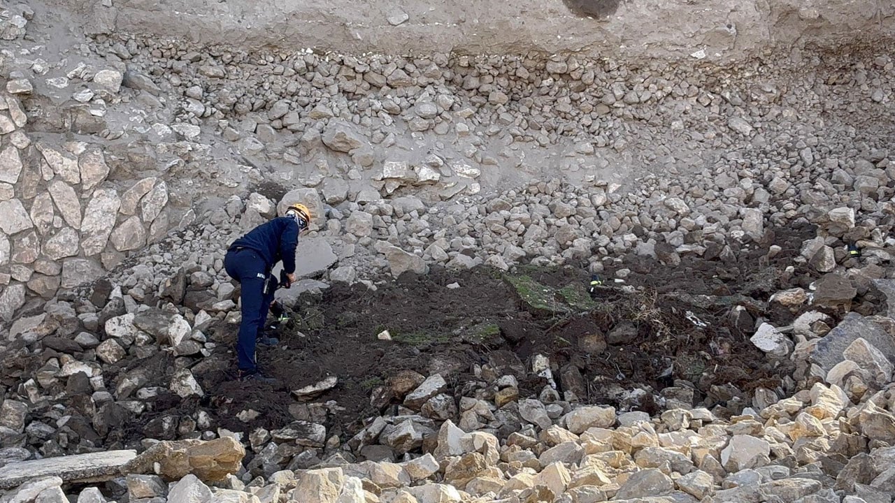 Foto - Tarihi kale çöktü! 8 metrelik duvar yıkıldı