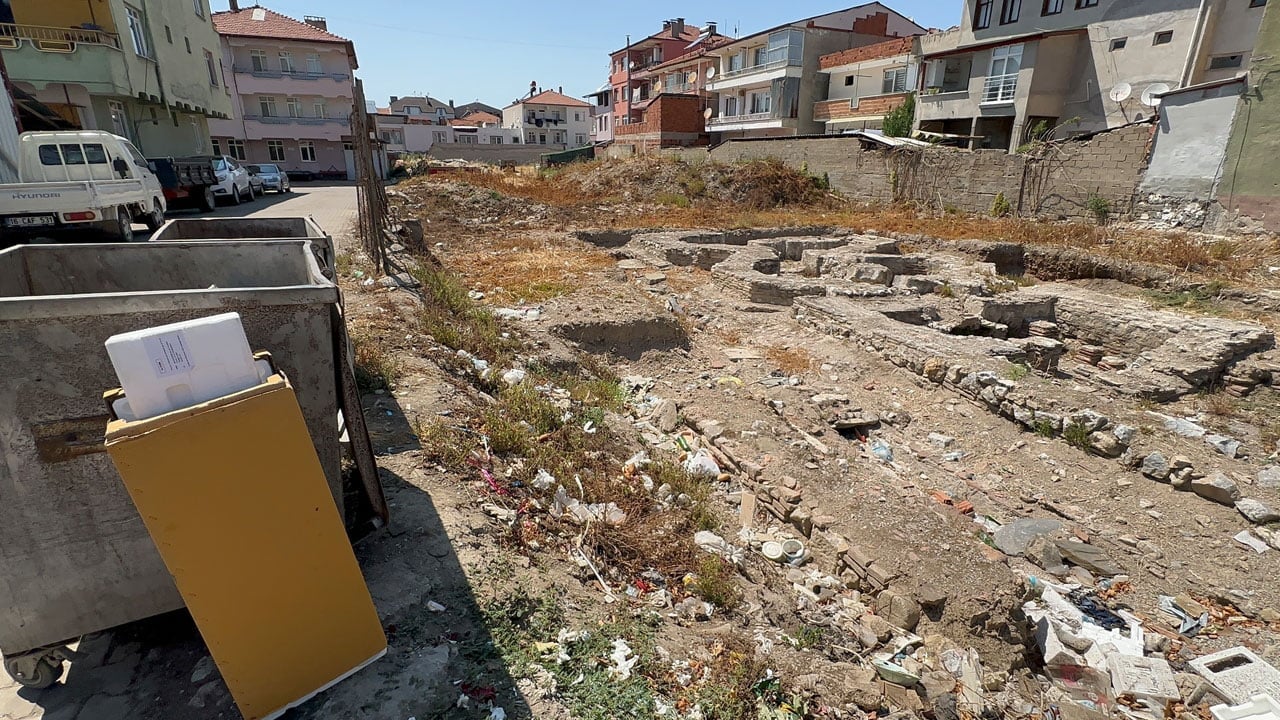 Foto - Tarihi kalıntılar yok olmak üzere! Burası çöplük değil Roma hamamı 