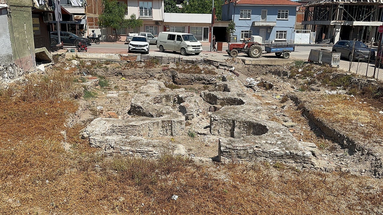 Tarihi kalıntılar yok olmak üzere! Burası çöplük değil Roma hamamı 