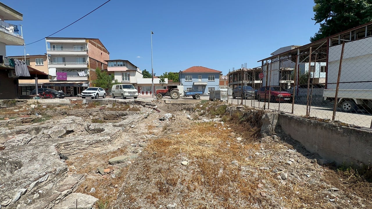 Foto - Tarihi kalıntılar yok olmak üzere! Burası çöplük değil Roma hamamı 