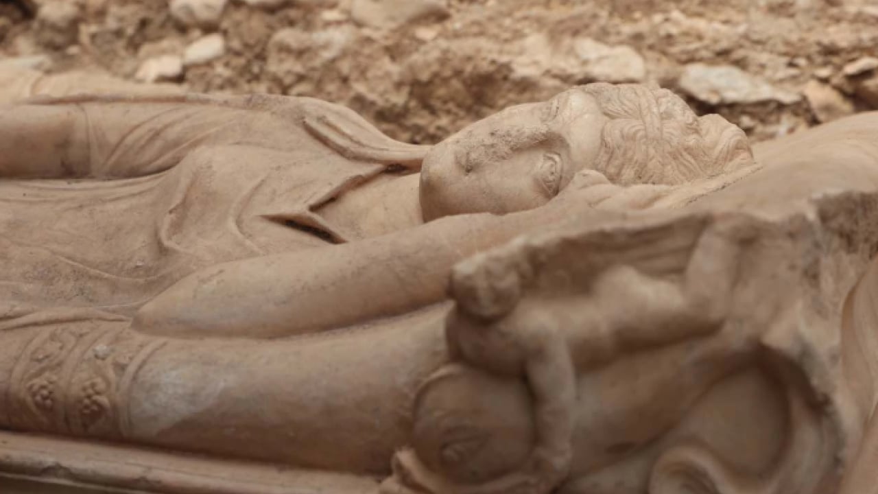 Tarihi kent Olympos’ta anıtsal mezar gün yüzüne çıktı