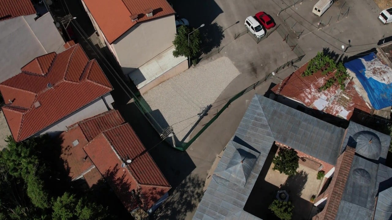 Foto - Tarihi mezarın üzeri çakıl taşlarıyla kapatılıp Otopark yaptılar 