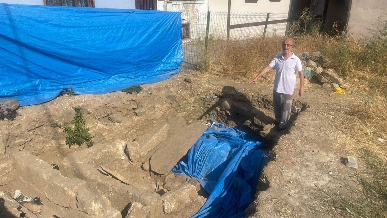 Foto - Tarihi mezarın üzeri çakıl taşlarıyla kapatılıp Otopark yaptılar 
