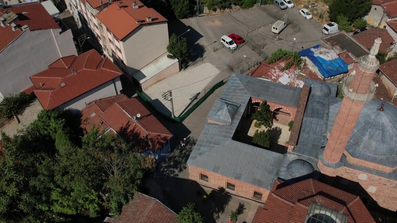 Foto - Tarihi mezarın üzeri çakıl taşlarıyla kapatılıp Otopark yaptılar 
