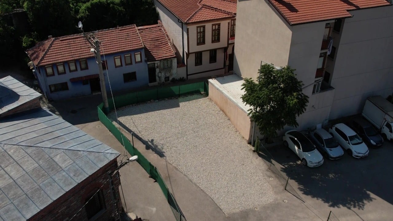 Foto - Tarihi mezarın üzeri çakıl taşlarıyla kapatılıp Otopark yaptılar 
