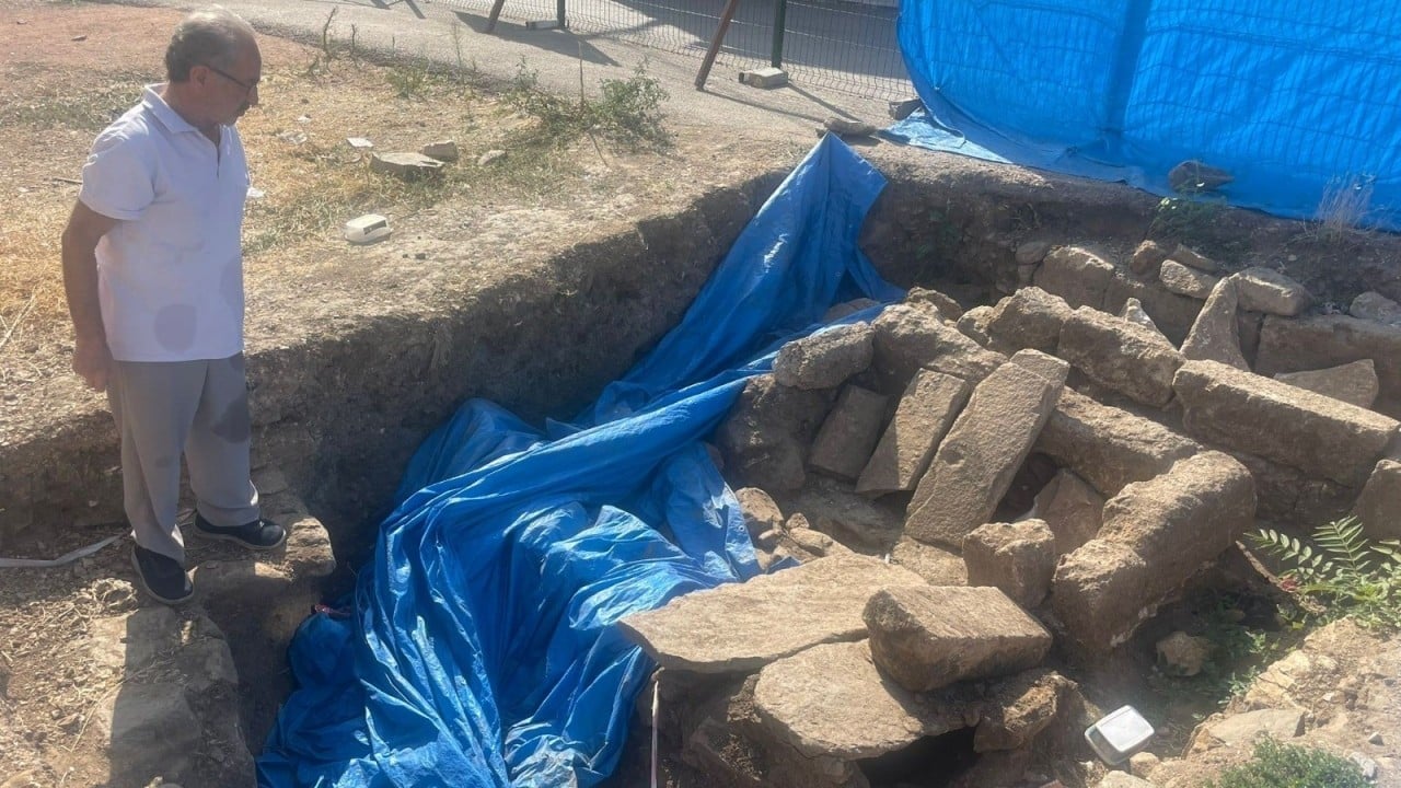 Foto - Tarihi mezarın üzeri çakıl taşlarıyla kapatılıp Otopark yaptılar 