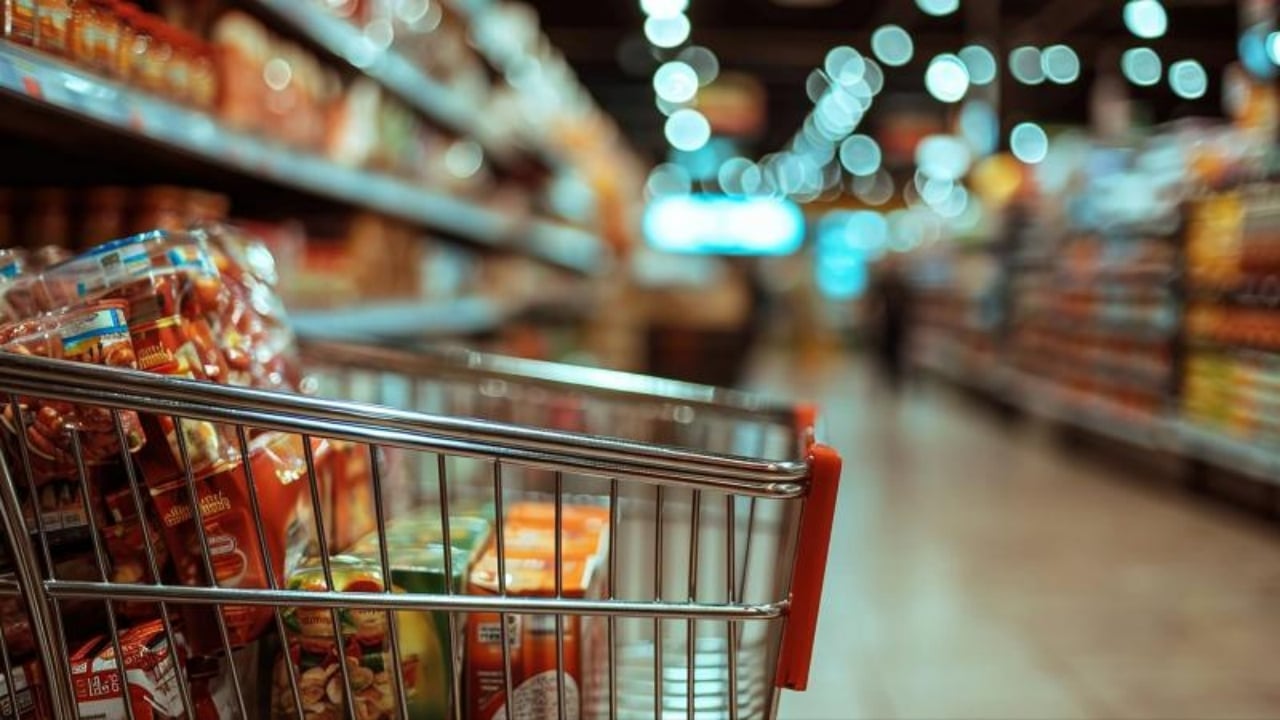 Foto - Tarihi yaklaşan ürünler satılıyor: Ucuz markete büyük ilgi