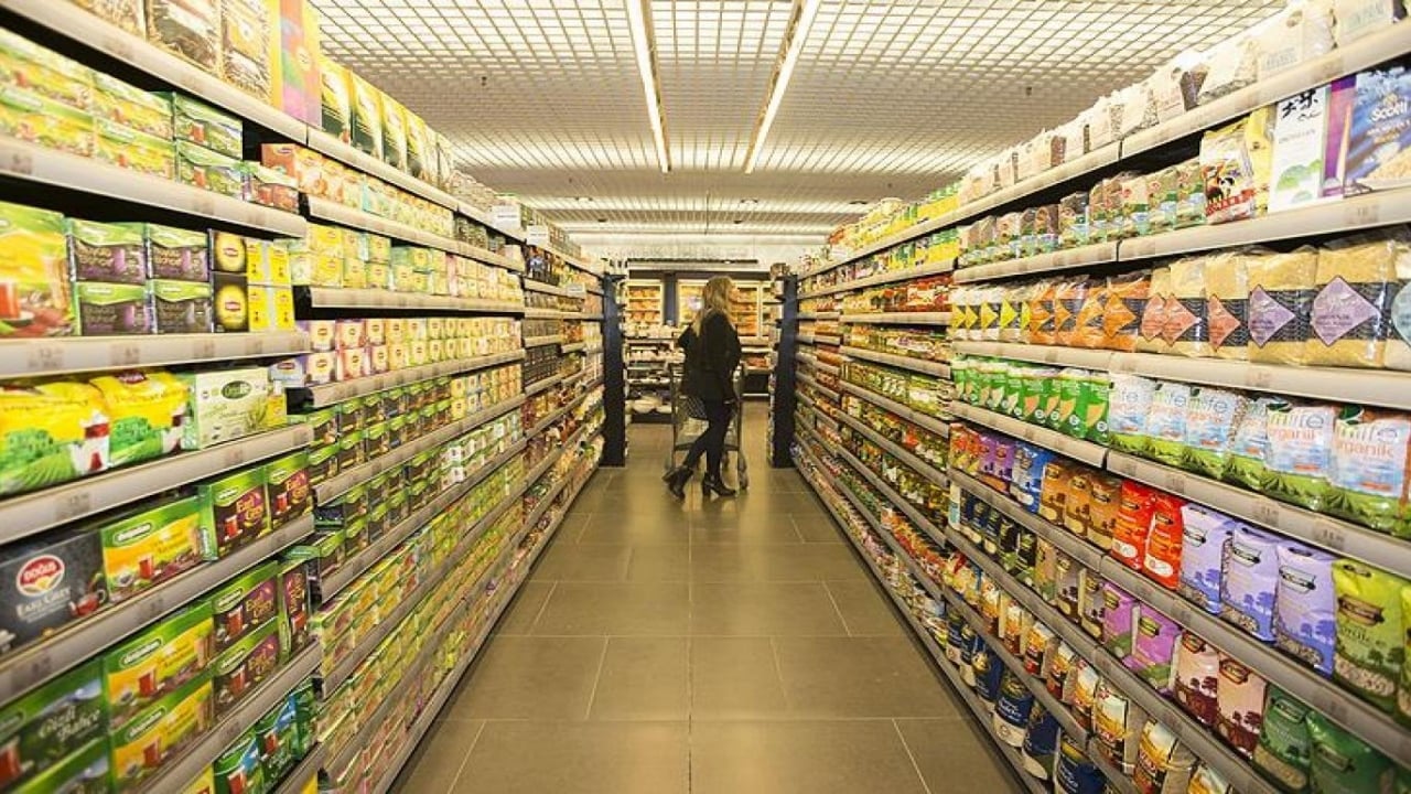 Foto - Tarihi yaklaşan ürünler satılıyor: Ucuz markete büyük ilgi