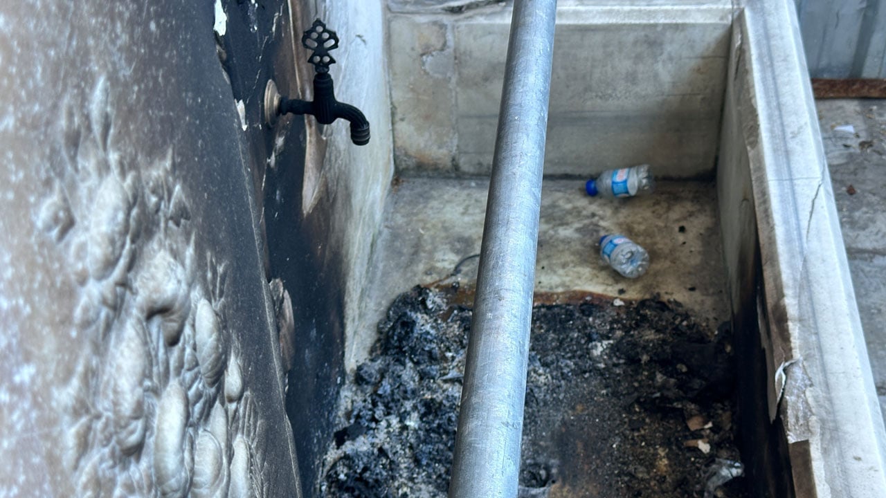 Foto - Tarihi yapıda hasar oluştu! 300 yıllık Tophane Çeşmesi yakıldı