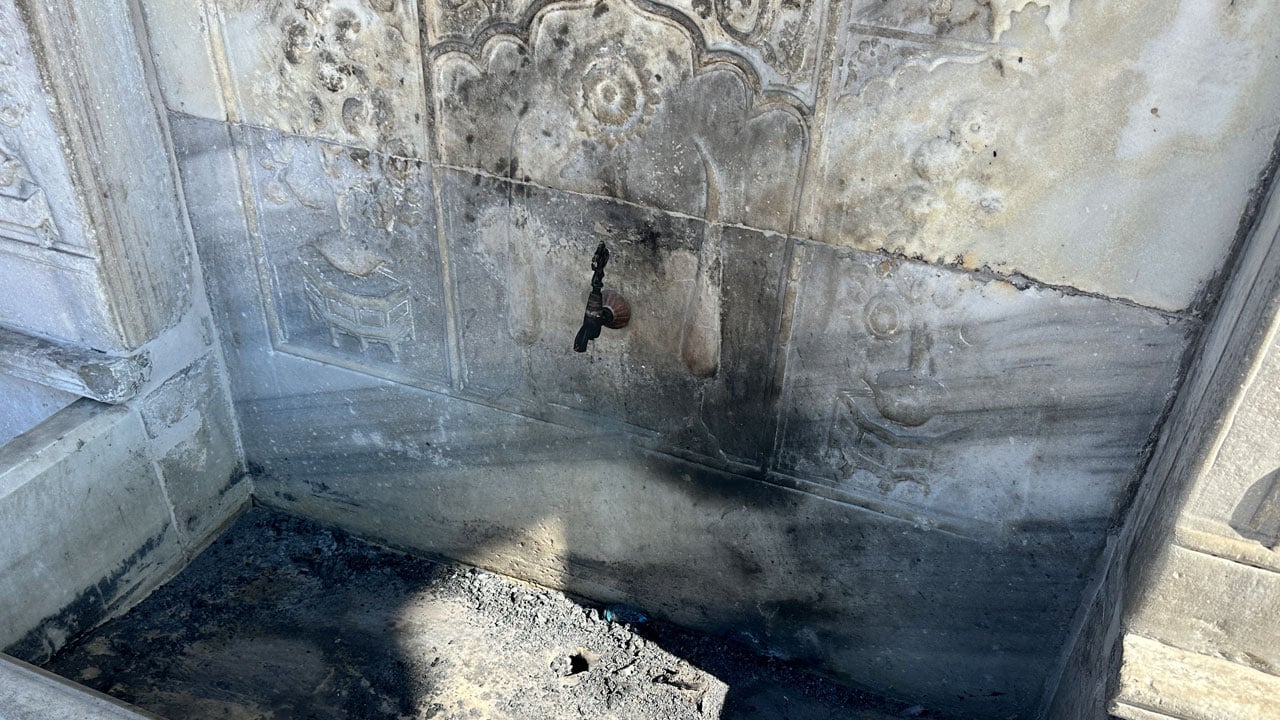 Foto - Tarihi yapıda hasar oluştu! 300 yıllık Tophane Çeşmesi yakıldı