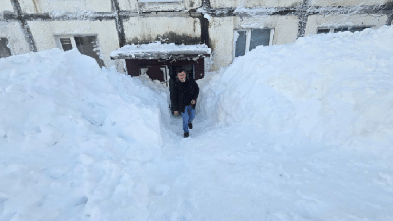 Tarihin en yoğun kar yağışı! Evlerin ikinci katına kadar çıktı