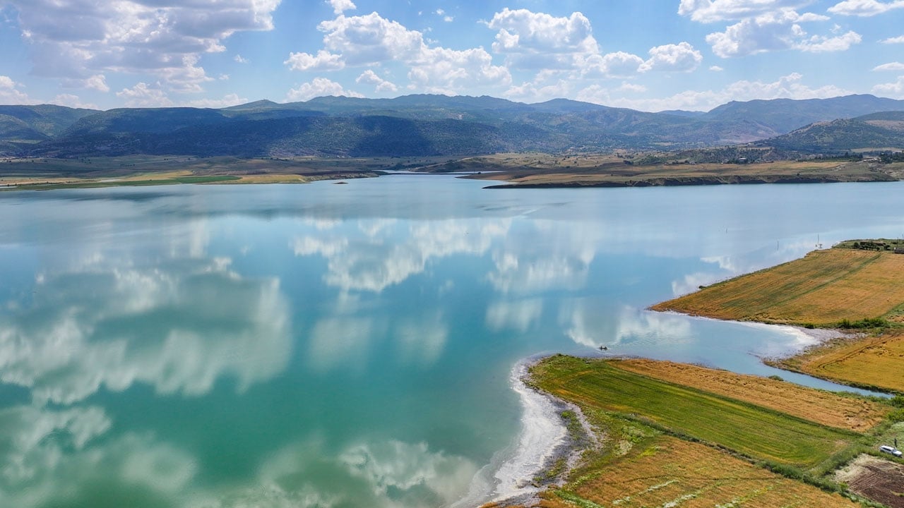 Foto - Tarlaya traktörle değil sandalla gidiyorlar! Buğdayların arasında balıklar geziyor