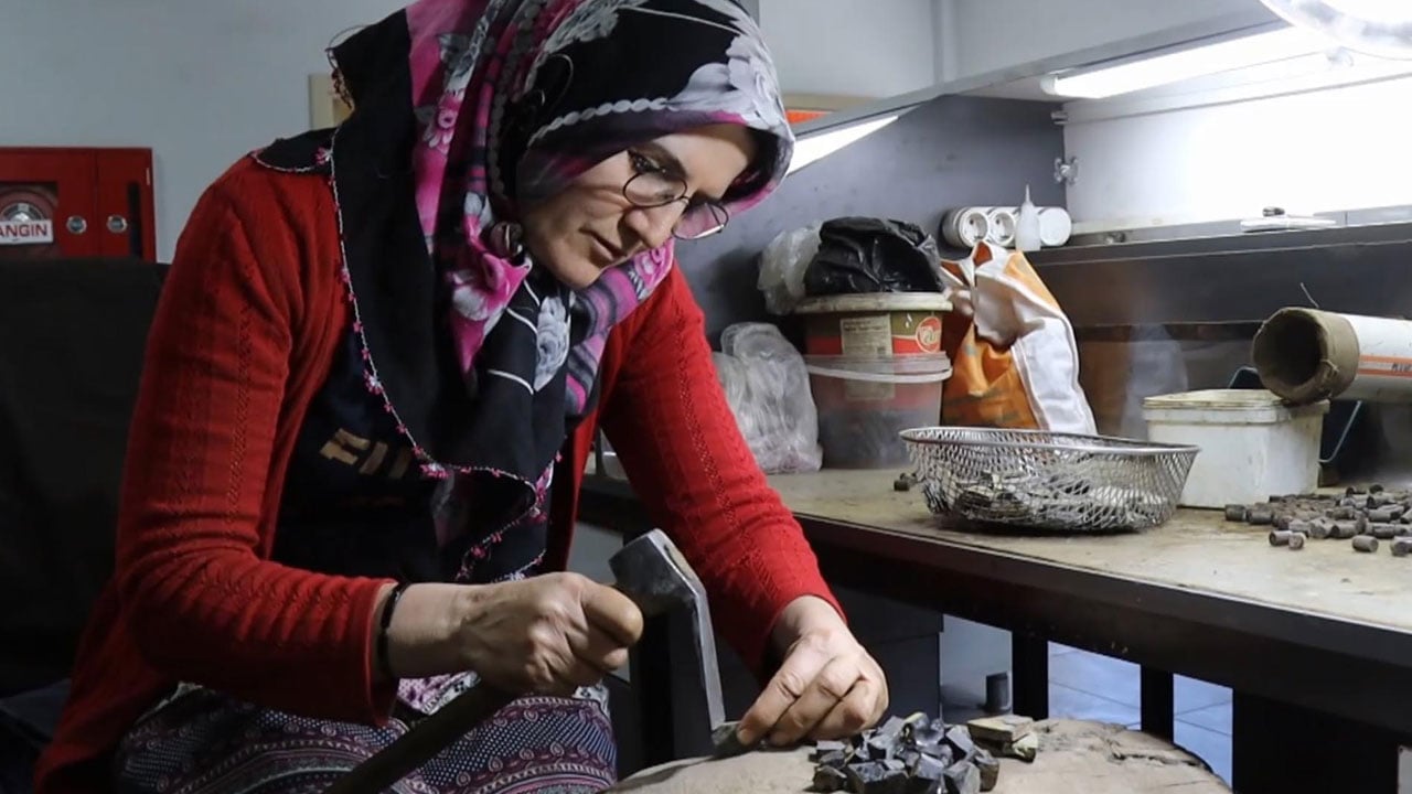 Foto - Taşı tespih ve takıya dönüştürüyorlar! Oltu taşında ezber bozan atölye