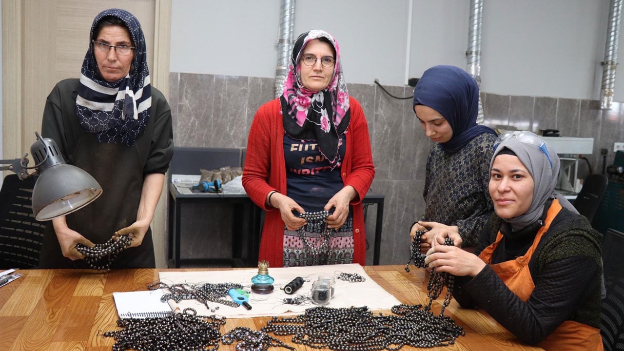 Taşı tespih ve takıya dönüştürüyorlar! Oltu taşında ezber bozan atölye