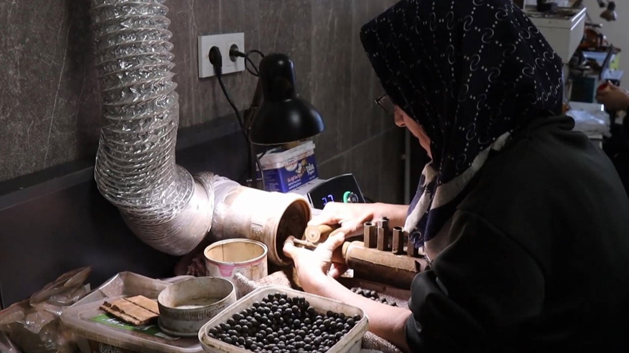 Foto - Taşı tespih ve takıya dönüştürüyorlar! Oltu taşında ezber bozan atölye