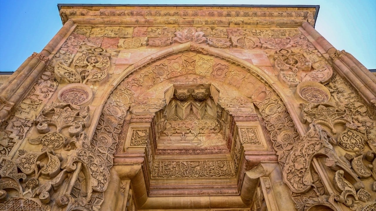 Foto - Taşlarda gölgeler yüzyıllardır kıyama duruyor