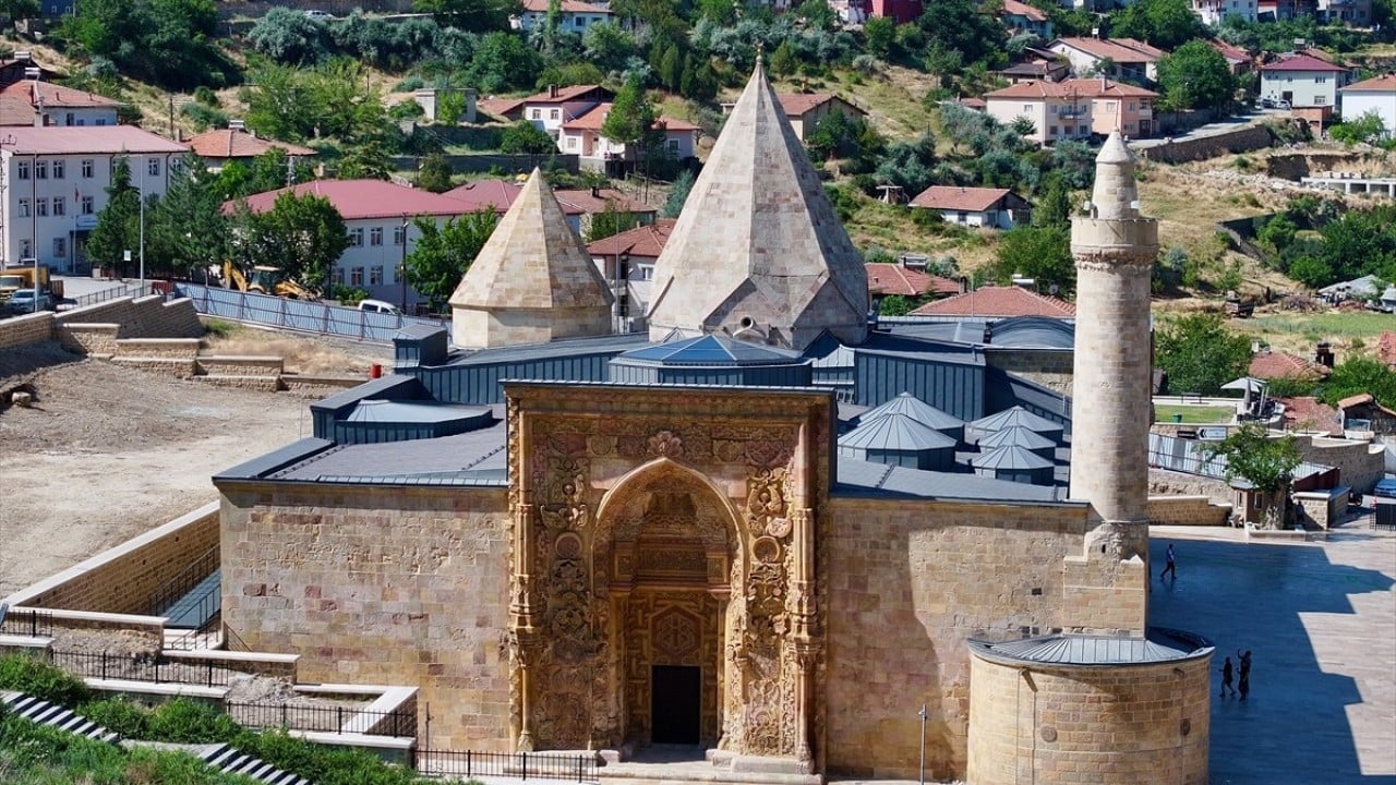 Foto - Taşlarda gölgeler yüzyıllardır kıyama duruyor