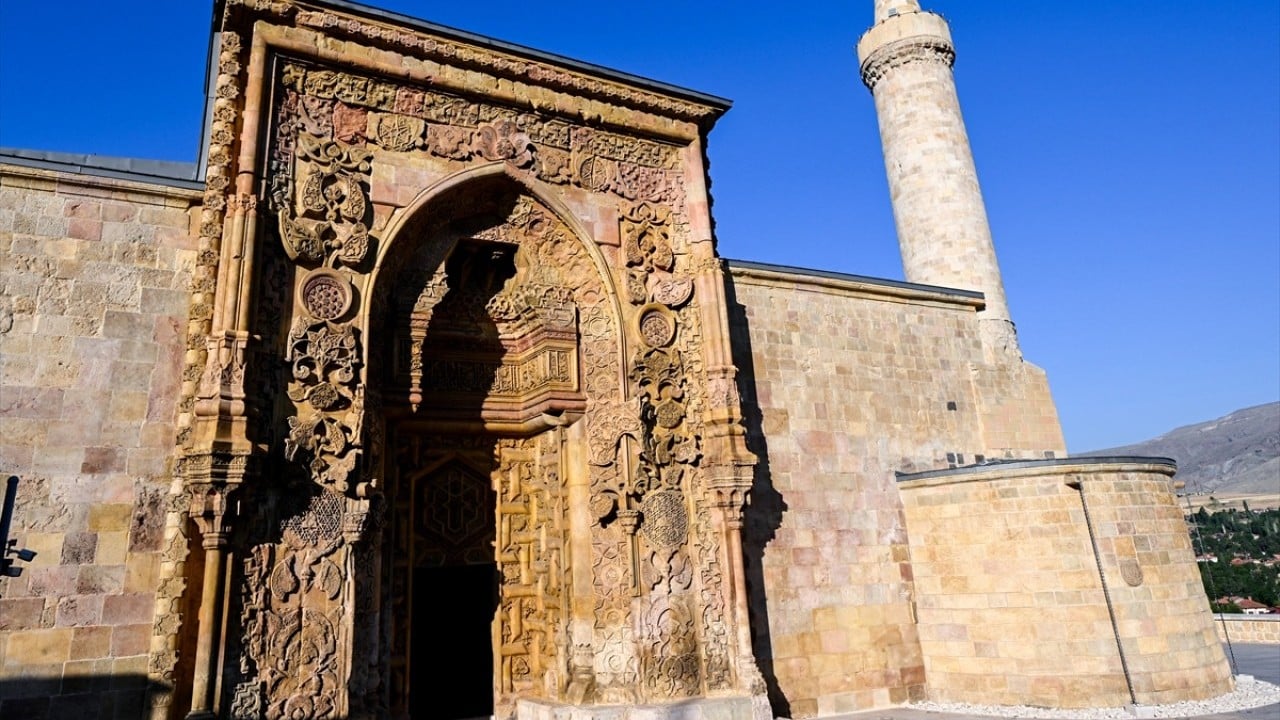 Foto - Taşlarda gölgeler yüzyıllardır kıyama duruyor