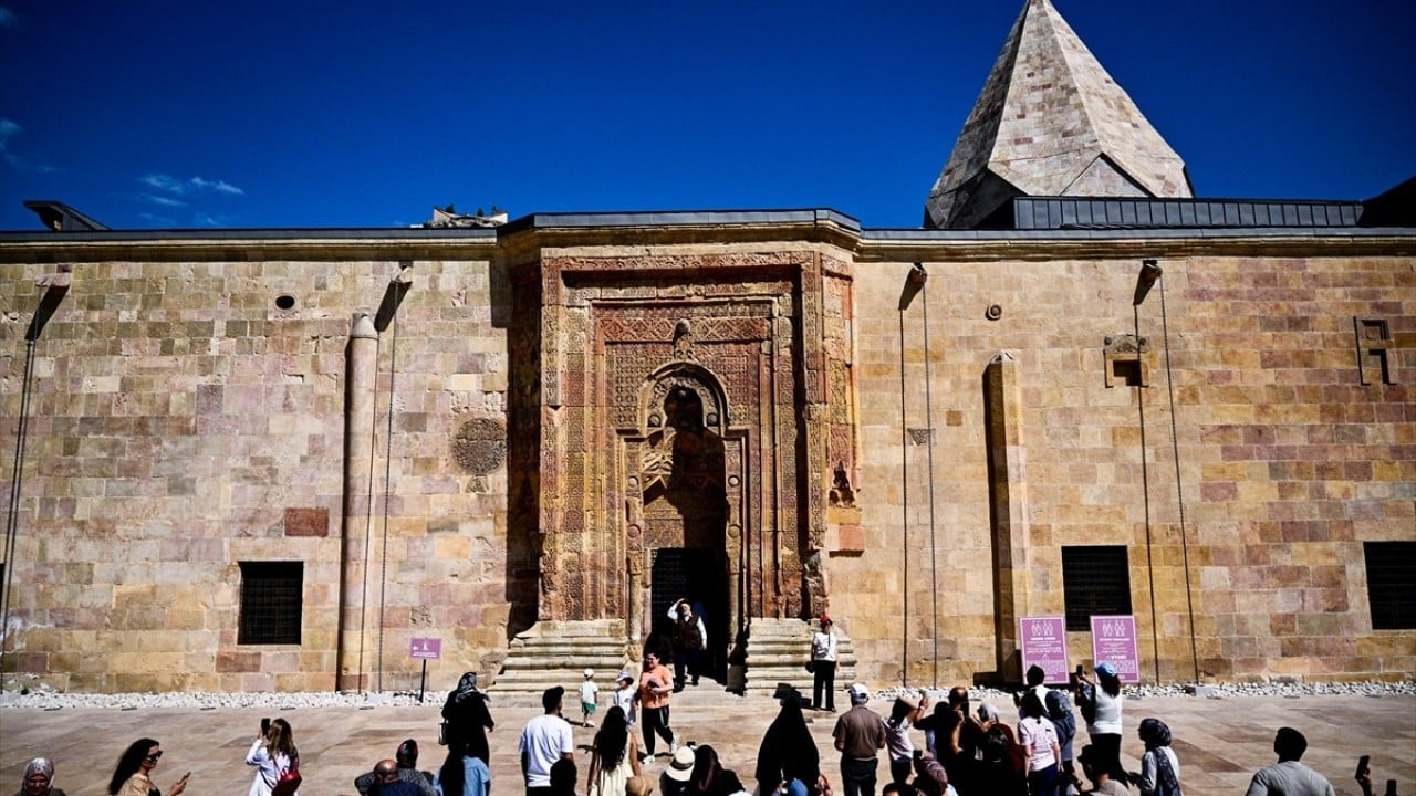 Foto - Taşlarda gölgeler yüzyıllardır kıyama duruyor