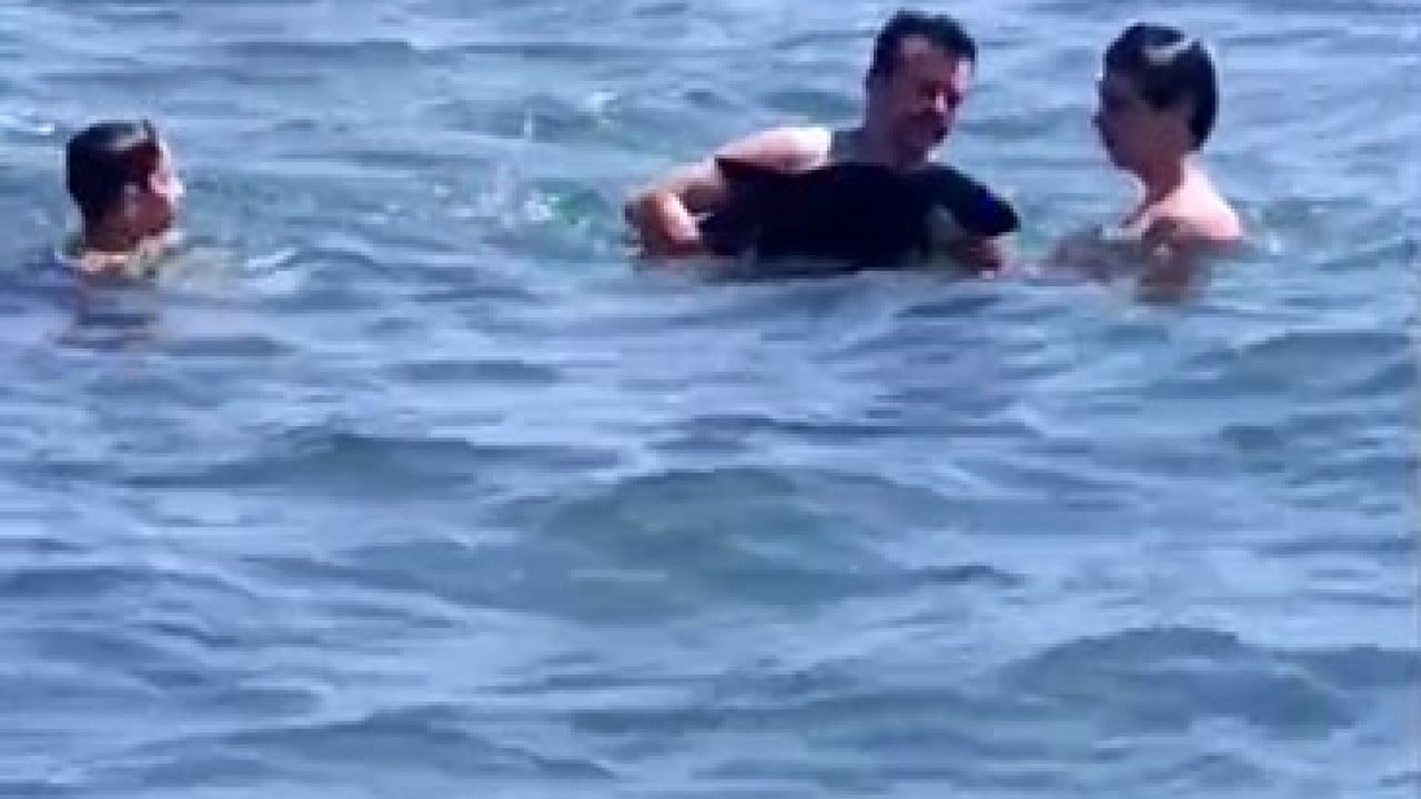 Foto - Tatilcilere sempatik sürpriz: Yavru yunusla deniz keyfi