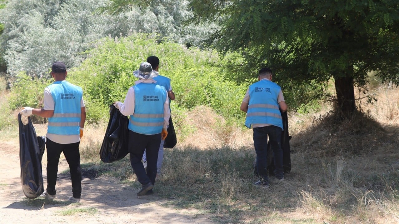 Foto - Tatilcilerin kirlettiği sahili tatilciler için temizliyorlar