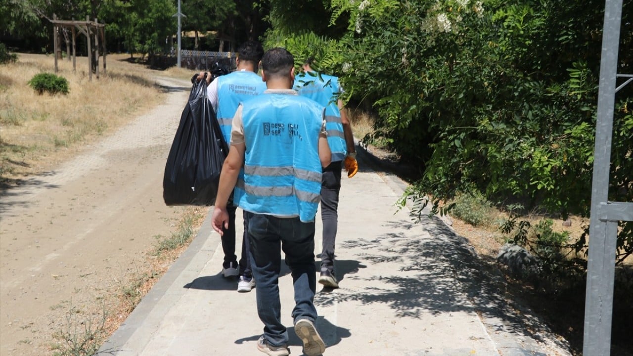 Foto - Tatilcilerin kirlettiği sahili tatilciler için temizliyorlar
